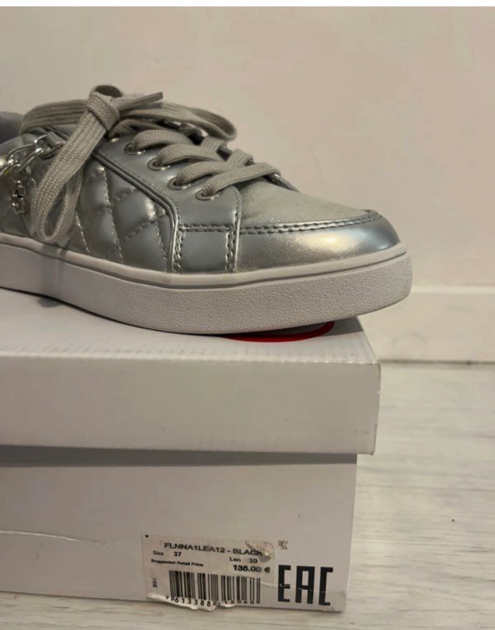 Par de zapatillas Guess – photo 3